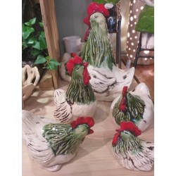 Wielkanocne dekoracje i ozdoby ogrodowe.Kurka nioska