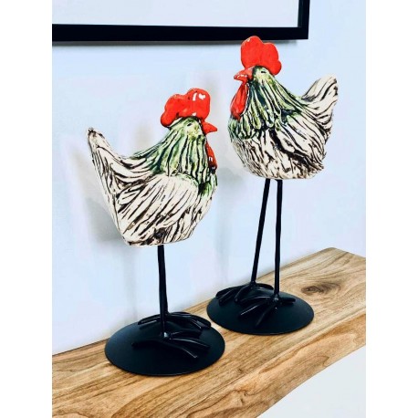 Dekoracje do domu i ogrodu.Kura na stojaku.