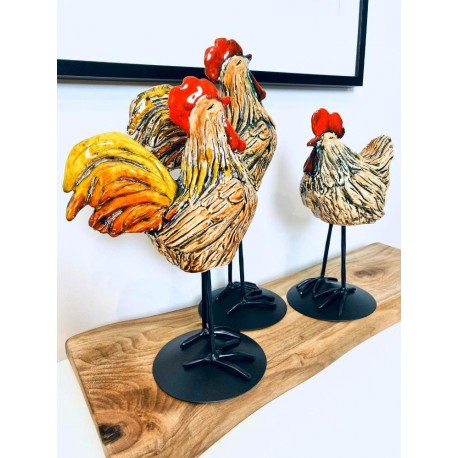 Kura na stojaku.Dekoracja Wielkanocna i ogrodowa