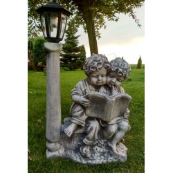 Figurka betonowa Latarnia solarna dzieci z książką