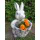 Figurka ogrodowa betonowa Zajączek Zając z koszyczkiem
