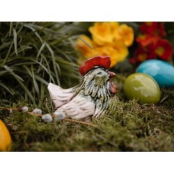 Wielkanocne dekoracje i ozdoby ogrodowe.Kurka nioska