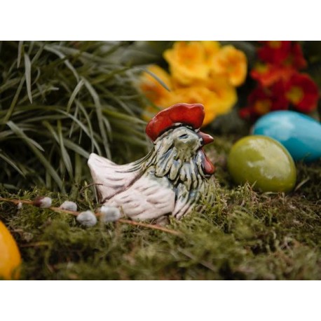 Wielkanocne dekoracje i ozdoby ogrodowe.Kurka nioska