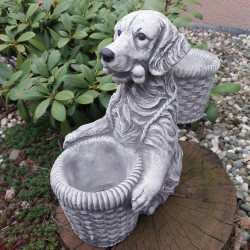 Figurka ogrodowa betonowa Piesek z koszami doniczka i osłonka