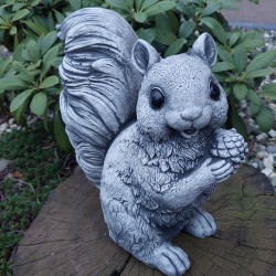 Figurka ogrodowa betonowa Wiewiórka z szyszką