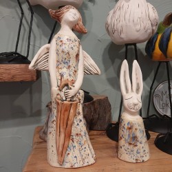 Figurka ceramiczna Kobieta Anioł z torebką 