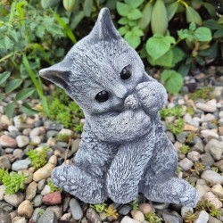 Figurka ogrodowa betonowa Kotek bawiący się ogonkiem