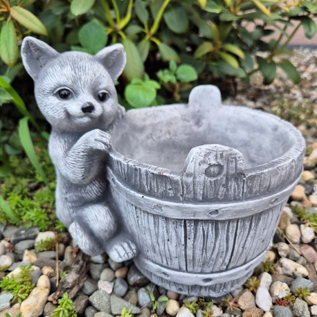 Kotek z beczką doniczka figurka betonowa do ogrodu